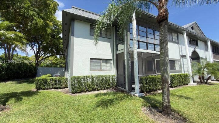 Property Photo:  469 NE 207th Ln 101  FL 33179 