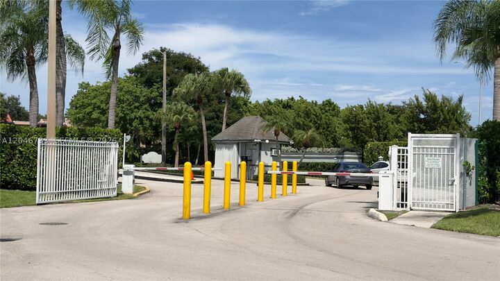 Property Photo: 469 NE 207th Ln 101 FL 33179