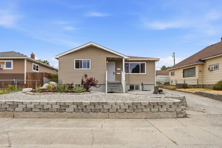 Property Photo:  1207 E Kiernan Ave 1209 E Kiernan Ave  WA 99207 