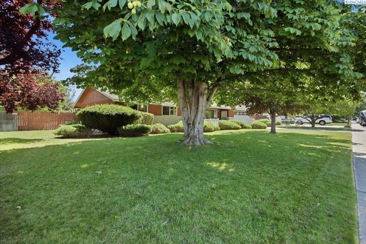Property Photo: 1628 Butternut Ave WA 99354
