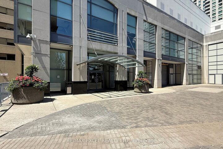 Property Photo: 8 Hillcrest Avenue 2302 ON M2N 3N5