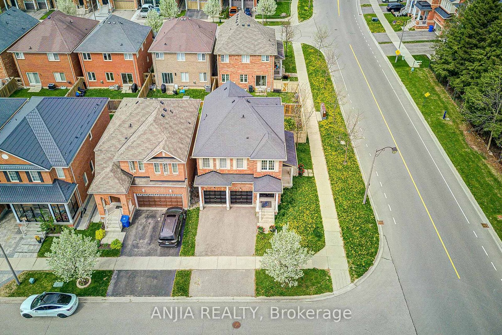 Property Photo:  2 Horn Street  ON L4A 0X9 