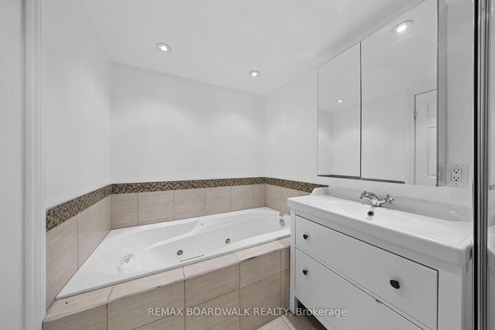 Property Photo:  4 Harvey Street  ON K1S 5S4 