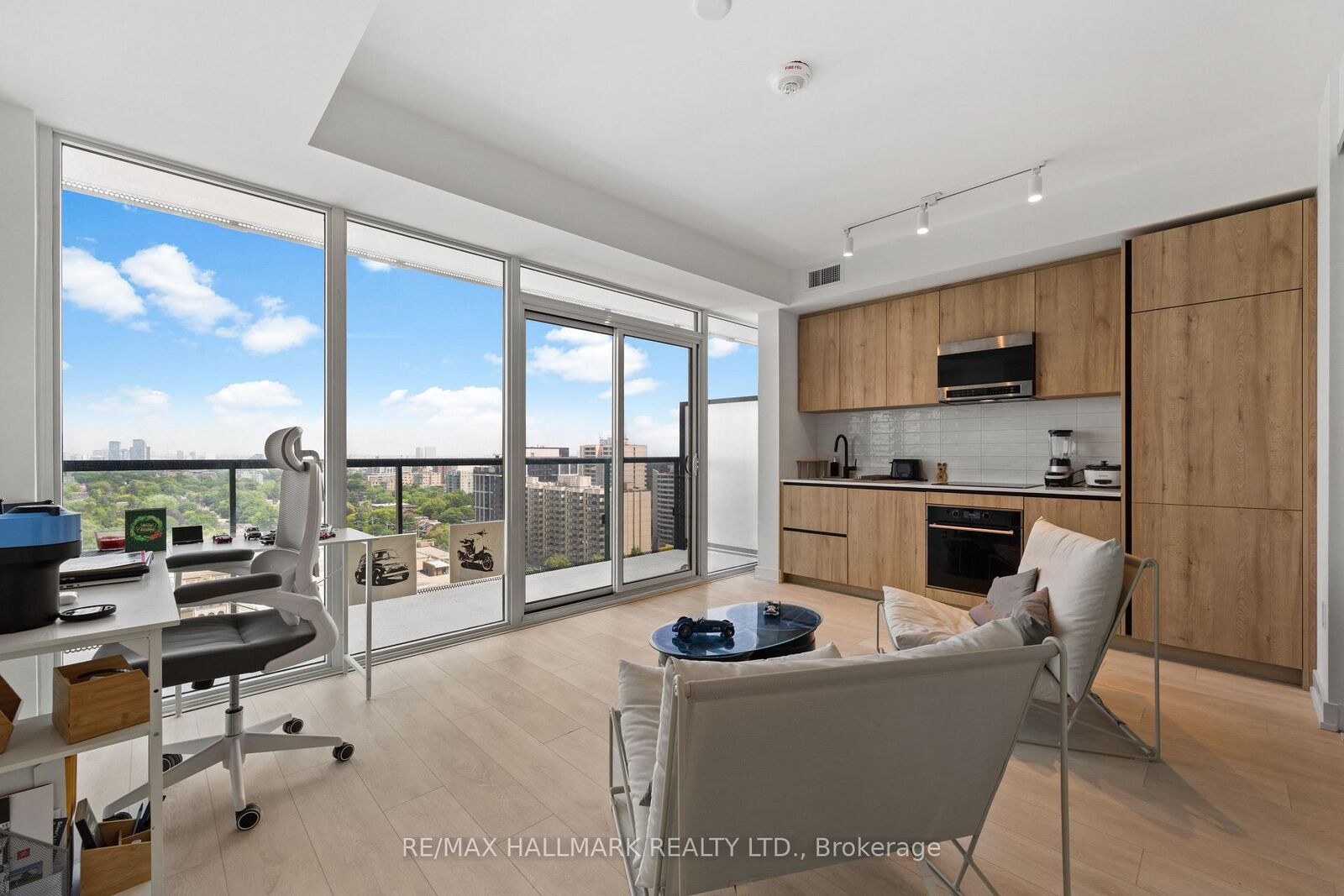 Property Photo: 127 Broadway Avenue 1611 ON M4P 1V4