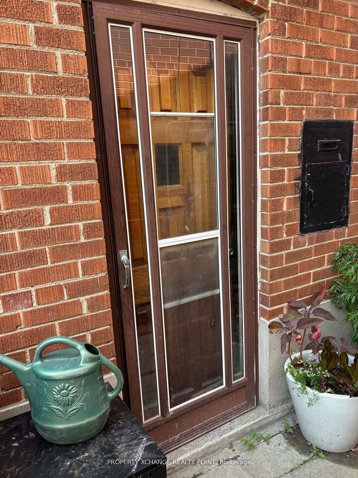Property Photo:  17 Holmesdale Crescent  ON M6E 1Y3 