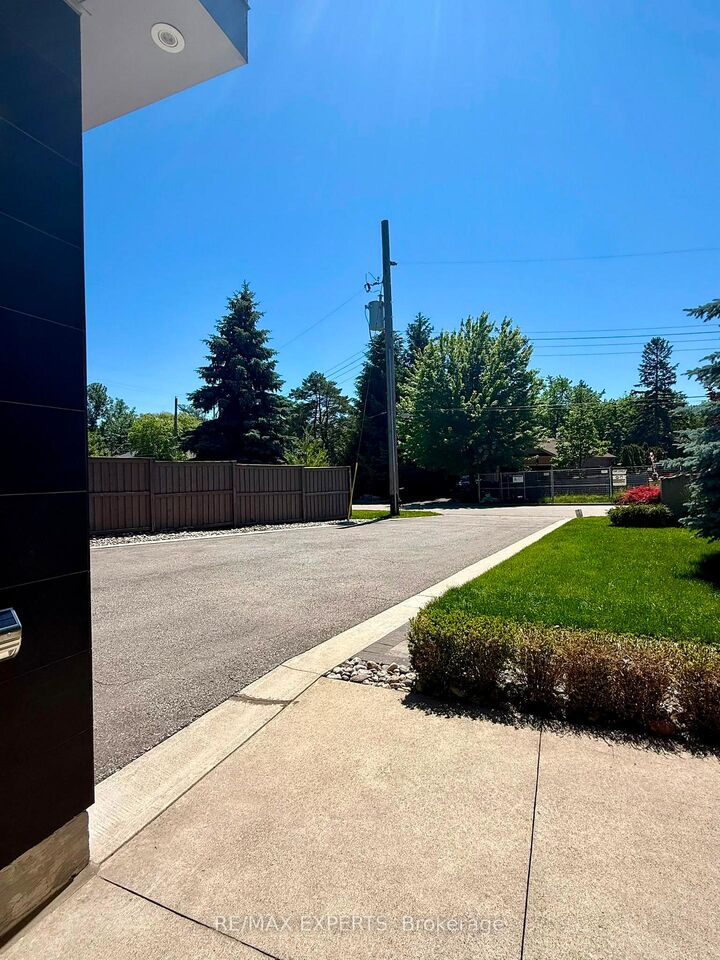 Property Photo: 1527 Glenhill Crescent ON L5H 3C4