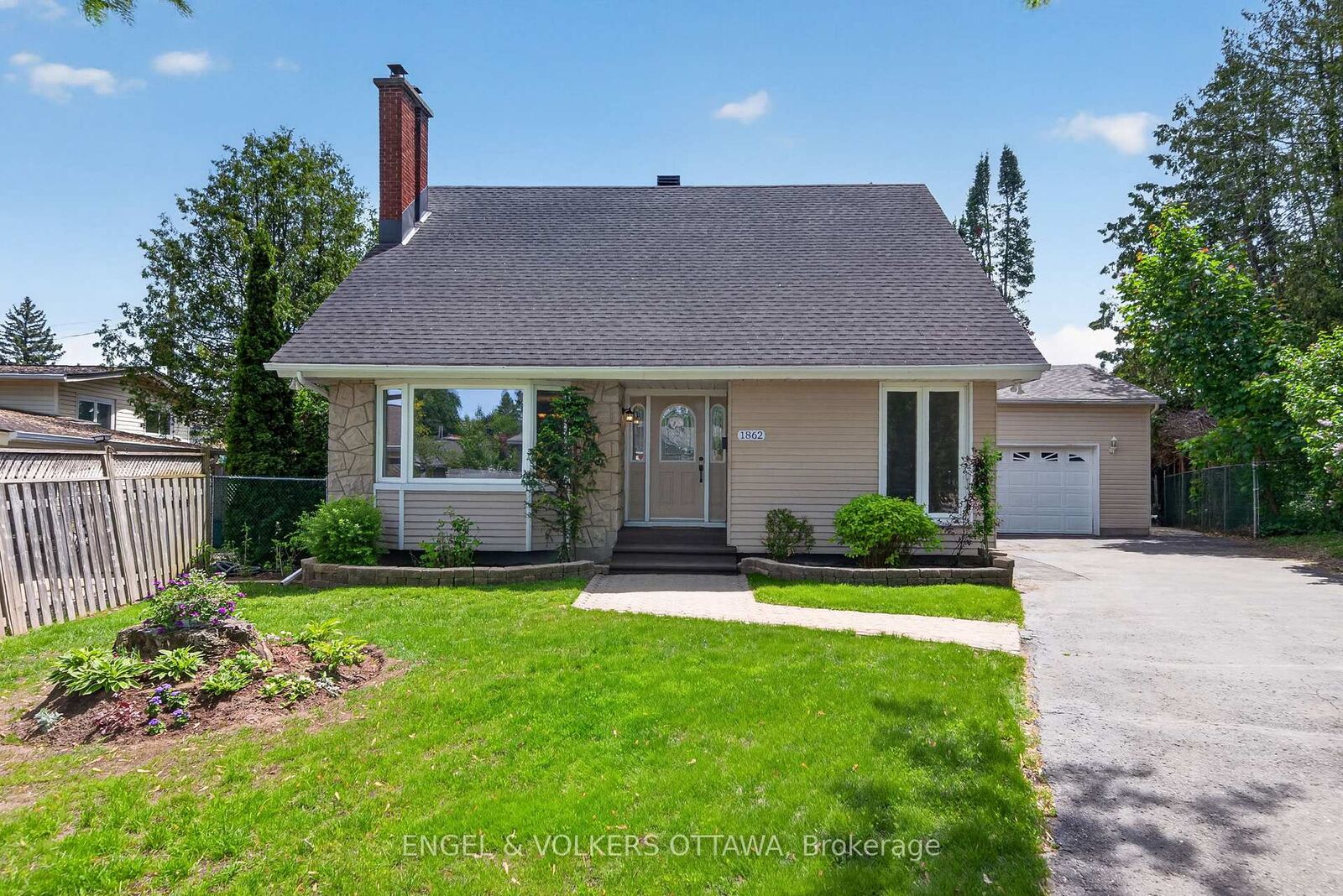 Property Photo:  1862 Sharel Drive  ON K1H 6W4 