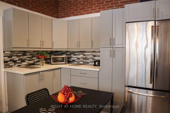Property Photo:  423 Scarsdale Crescent  ON L6L 3W6 