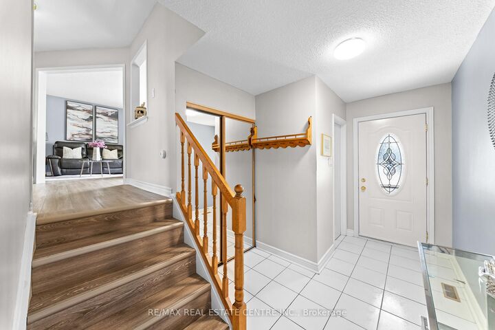 Property Photo:  39 Grassmere Crescent  ON L6S 1C9 