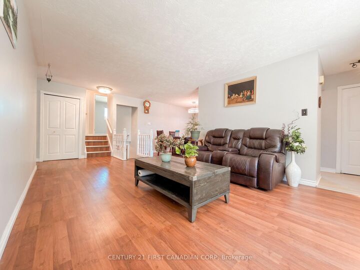 Property Photo: 8 Poplar Crescent ON N6E 2N4