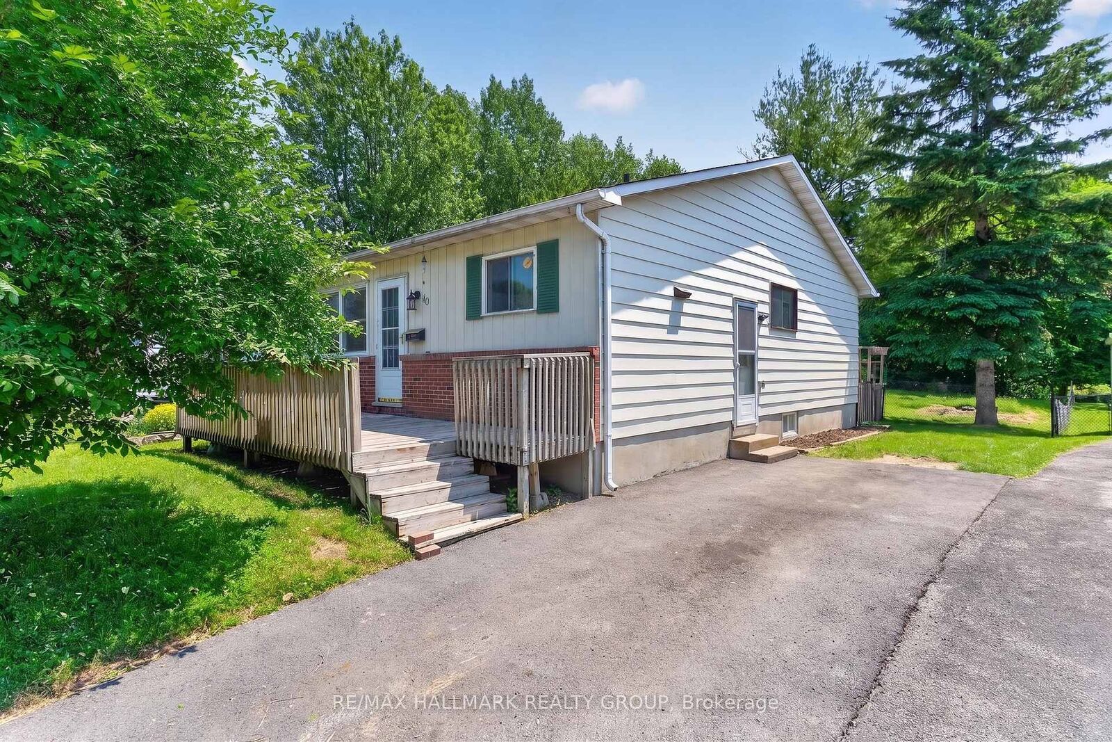 Property Photo:  110 Glamorgan Drive  ON K2L 1R4 