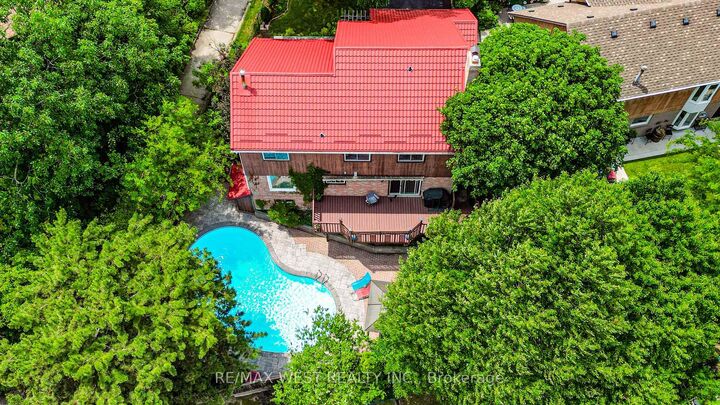 Property Photo: 18 Trillium Court ON L6S 3L8