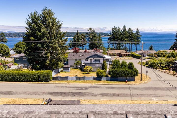 Property Photo: 896 Galerno Rd #B BC V9W 5J4