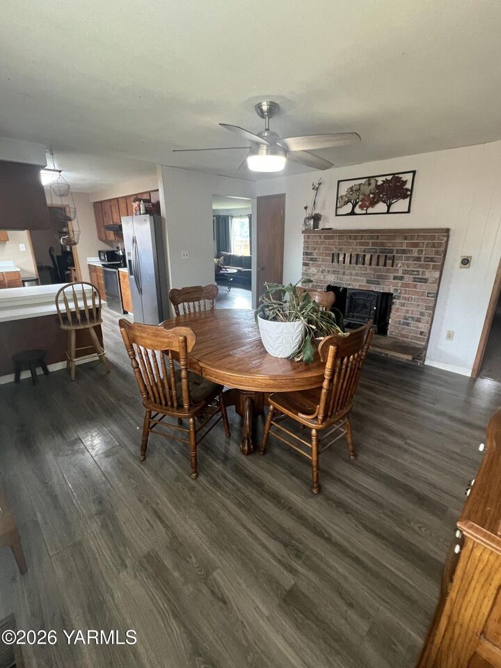 Property Photo: 421 S 59th Ave WA 98908