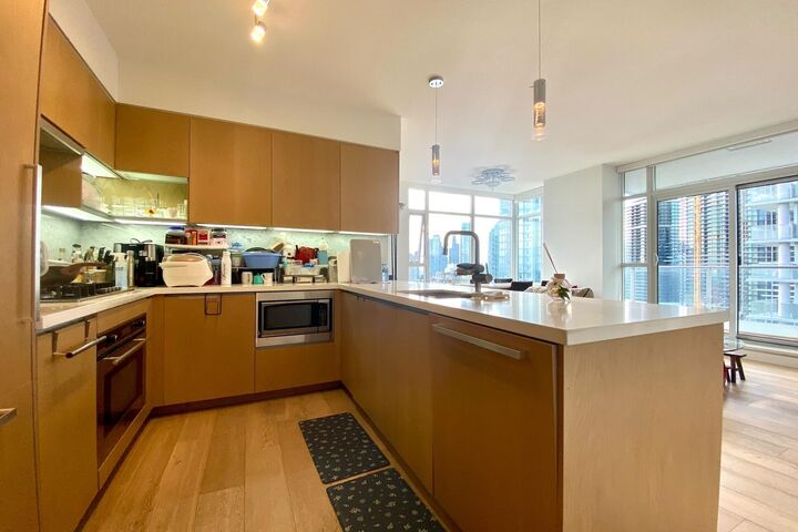 Property Photo: 6588 Nelson Avenue 2208 BC V5H 0E8