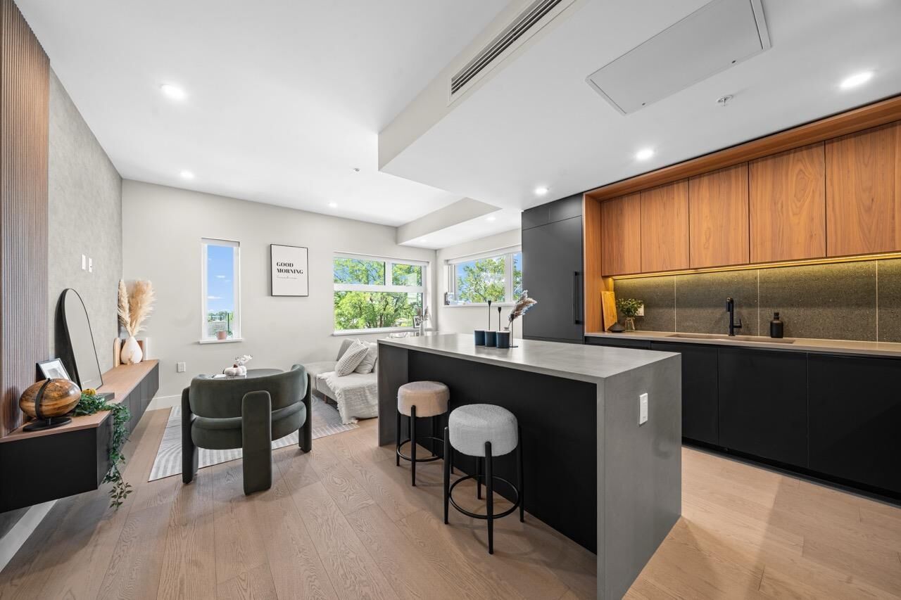 Property Photo: 128 W Woodstock Avenue 5 BC V5Y 0P4