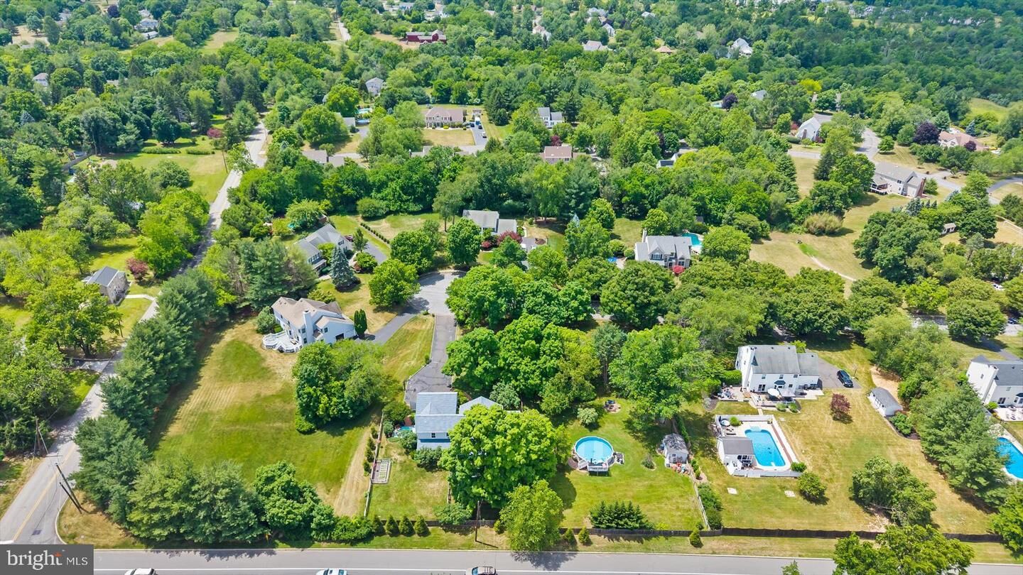 Property Photo:  9 Mills Court  NJ 08822 