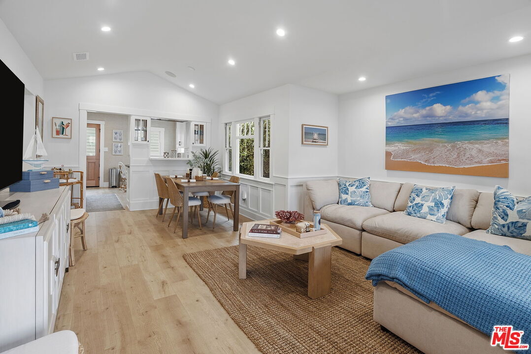 Property Photo:  204 S Broadway  CA 90277 