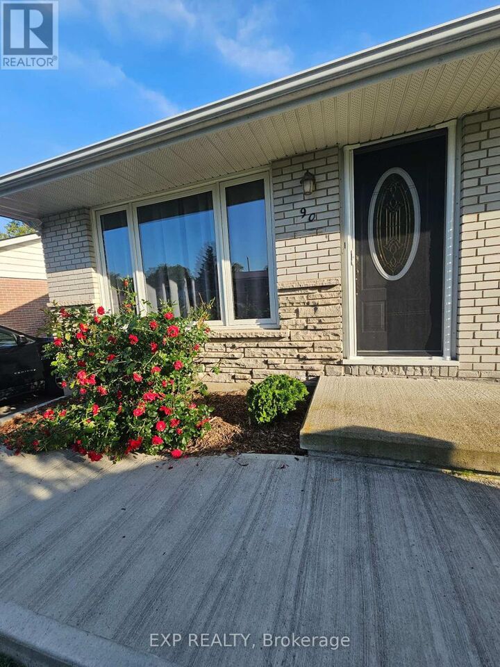 Property Photo:  90 Morenz Crescent  ON K7K 2X3 