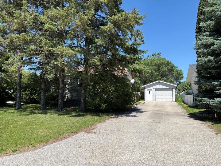 Property Photo: 803 Ashton Avenue MB R0E 0C0