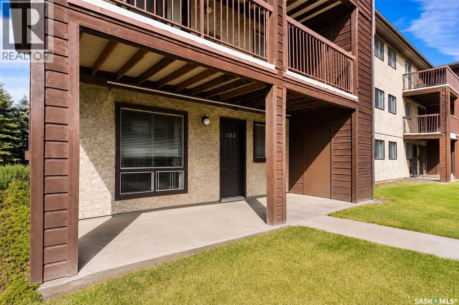 Property Photo:  102 51 Rodenbush Drive  SK S4R 8C7 