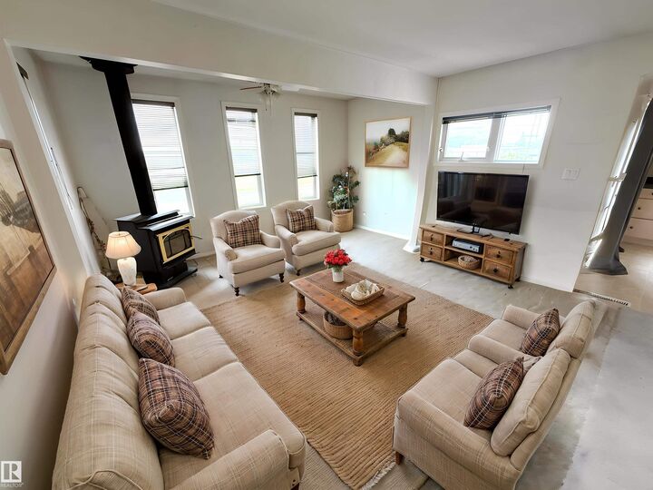 Property Photo:  4712 54 Avenue  AB T0E 0K0 
