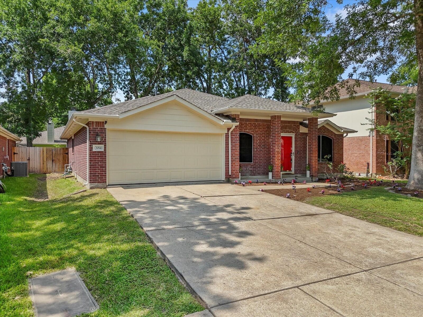 Property Photo: 3014 Lonesome Ridge Court TX 77498