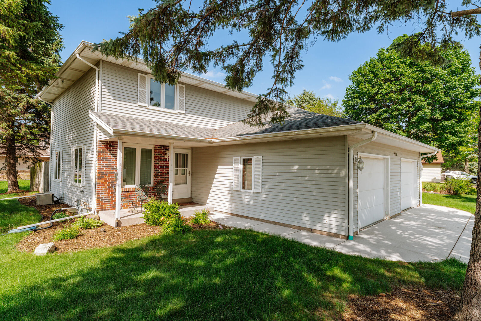 Property Photo:  716 Fox Ln  WI 53185 