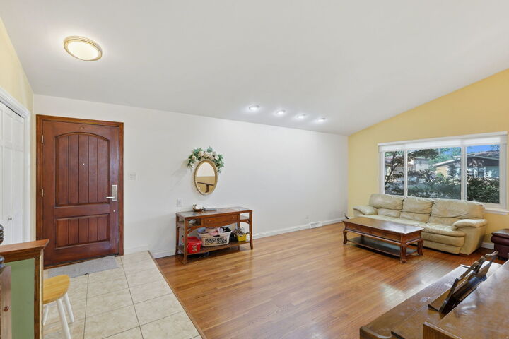 Property Photo: 613 Leamington Avenue IL 60091