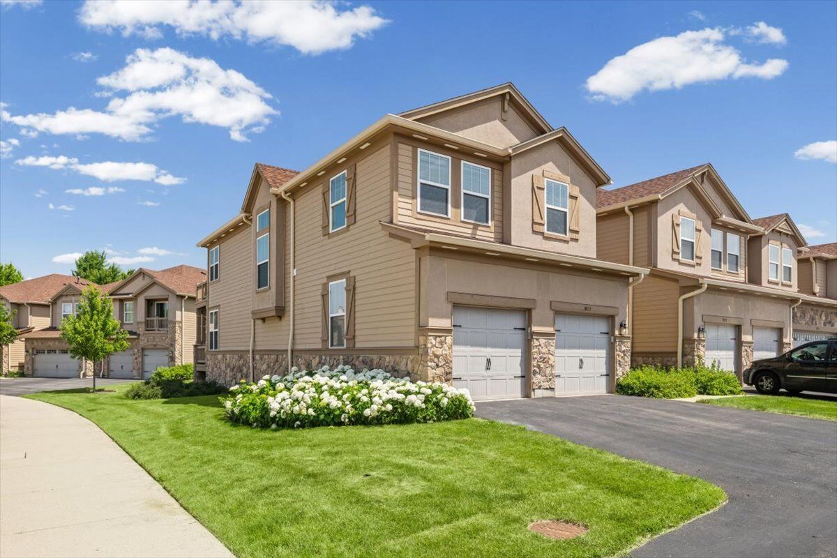 Property Photo: 1873 N Crenshaw Circle IL 60061