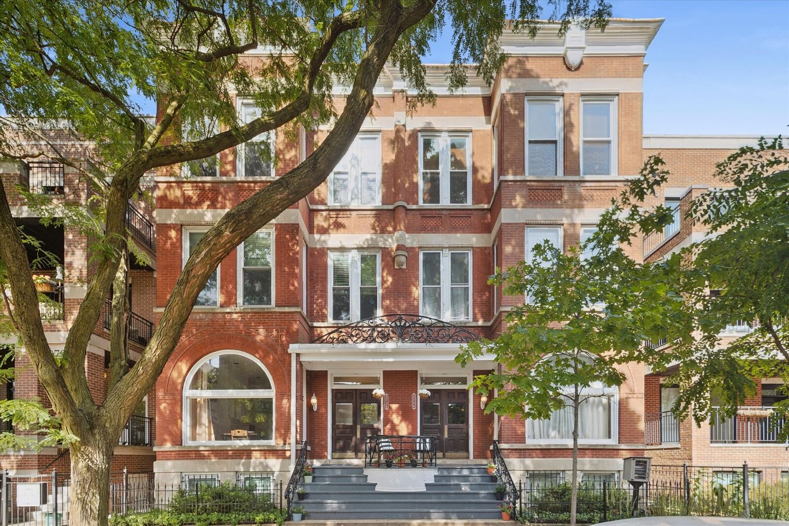 Property Photo: 2734 N Seminary Avenue 1A IL 60614