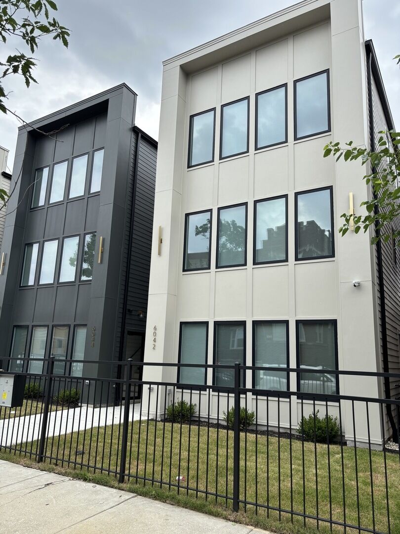 Property Photo: 6042 S Eberhart Avenue 1 IL 60637