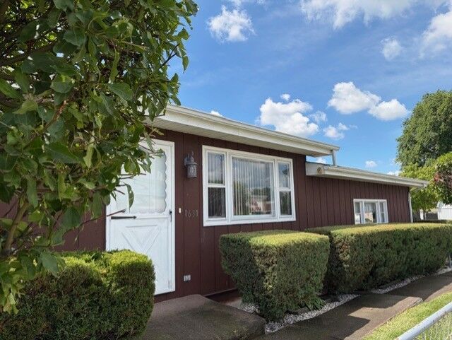 Property Photo: 1631 N Oak Avenue IL 60073