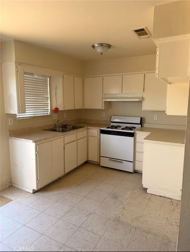 Property Photo:  318 Gemini St  CA 93274 