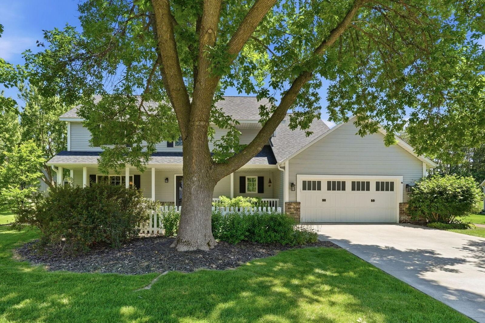 Property Photo: 3730 Urbandale Lane N MN 55446