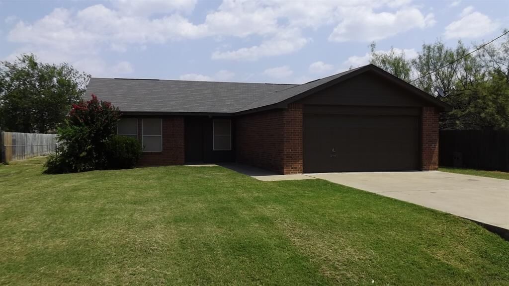 Property Photo:  809 Shady Grove Drive  TX 76049 