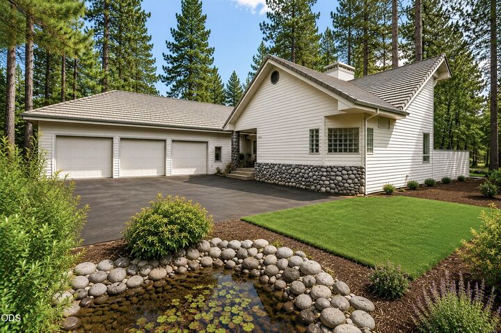 Property Photo: 60726 Golf Village Loop OR 97702