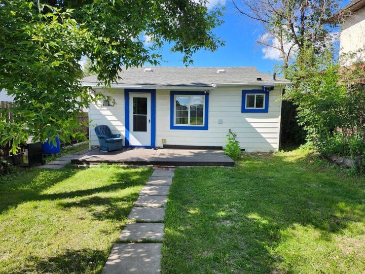 Property Photo: 655 3 Avenue W AB T0J 0Y3