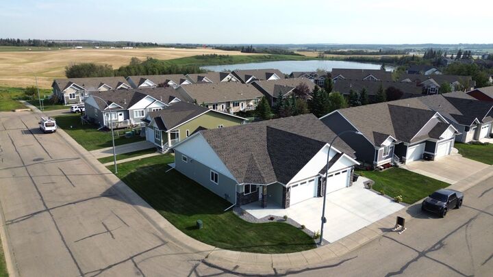 Property Photo: 4940 Beardsley Avenue AB T4L 0G4