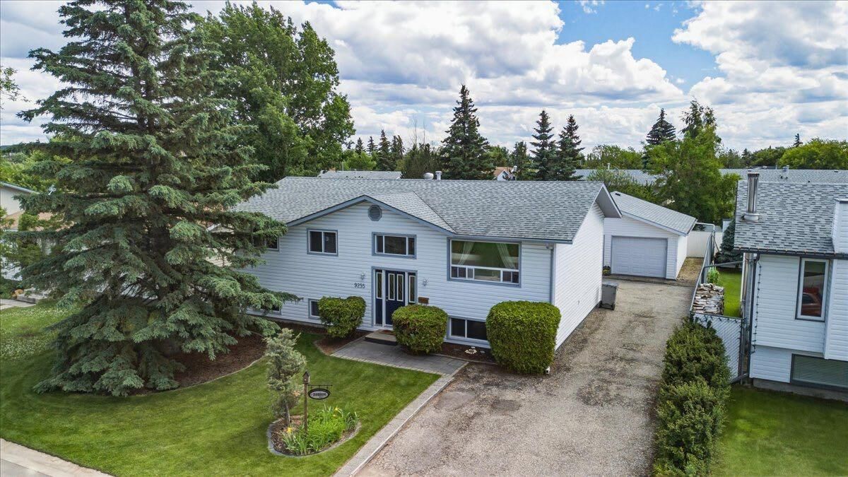 Property Photo: 9255 99 Avenue AB T8V 3X4