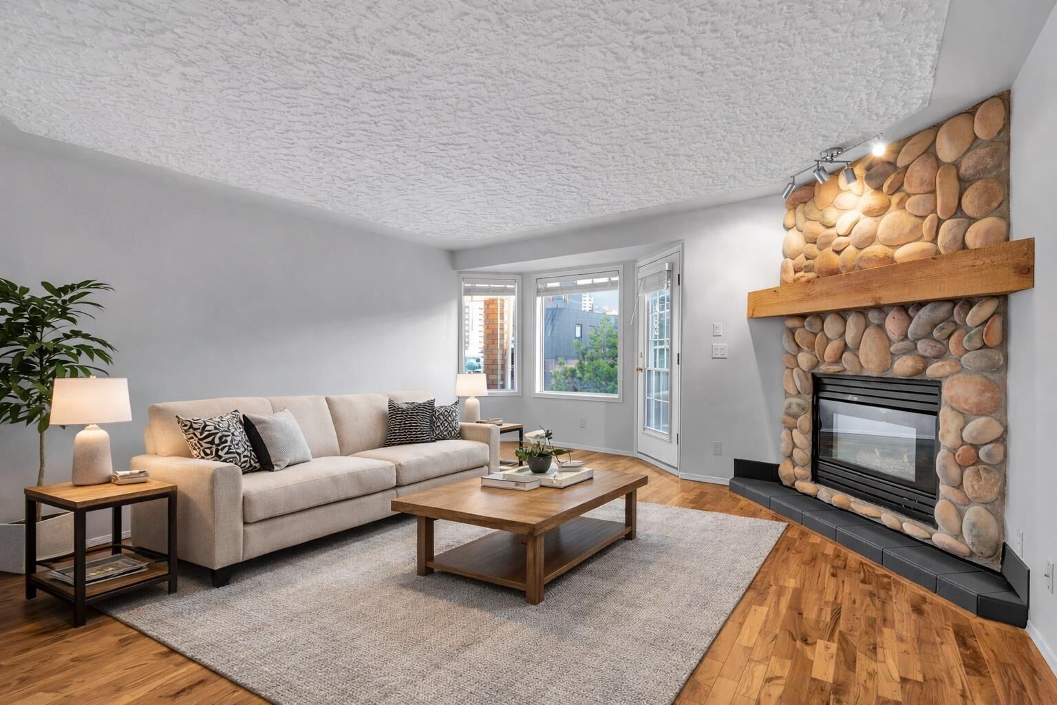 Property Photo: 1516 11 Avenue SW 2 AB T3C 0M9