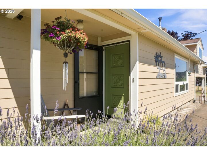 Property Photo: 84124 Hilltop Dr OR 97455