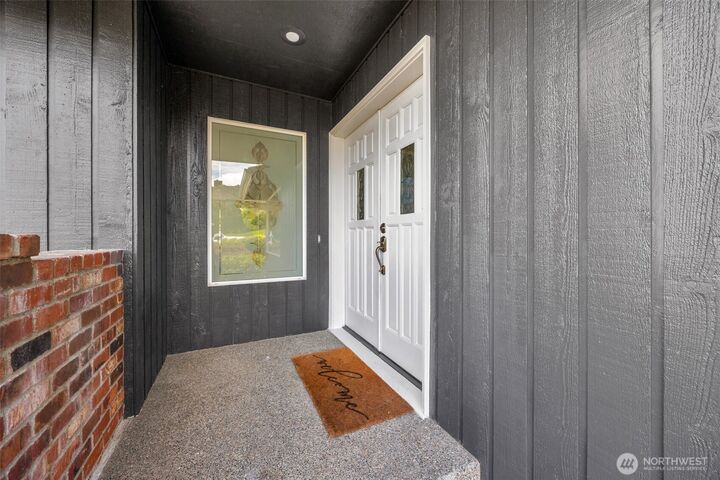 Property Photo: 1623 Edgemoor Lane WA 98203