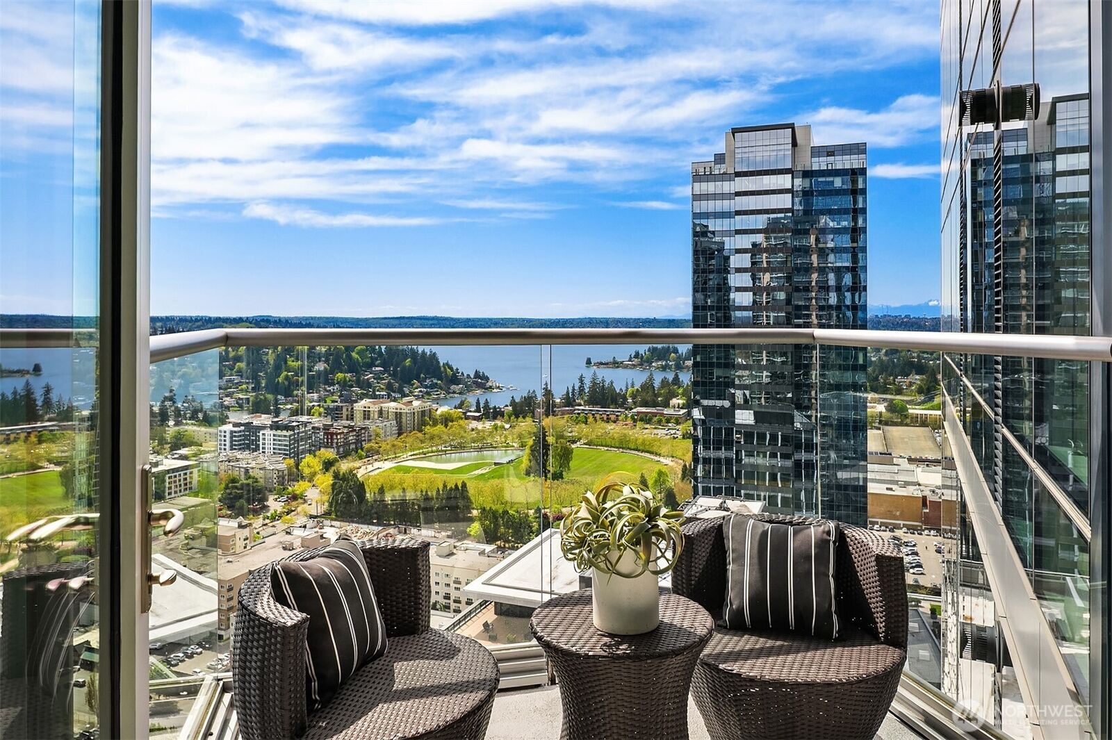 Property Photo:  500  106th Avenue NE 3211  WA 98004 