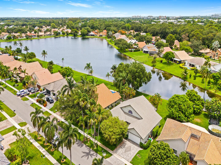 Property Photo: 1750 W Oak Knoll Circle FL 33324