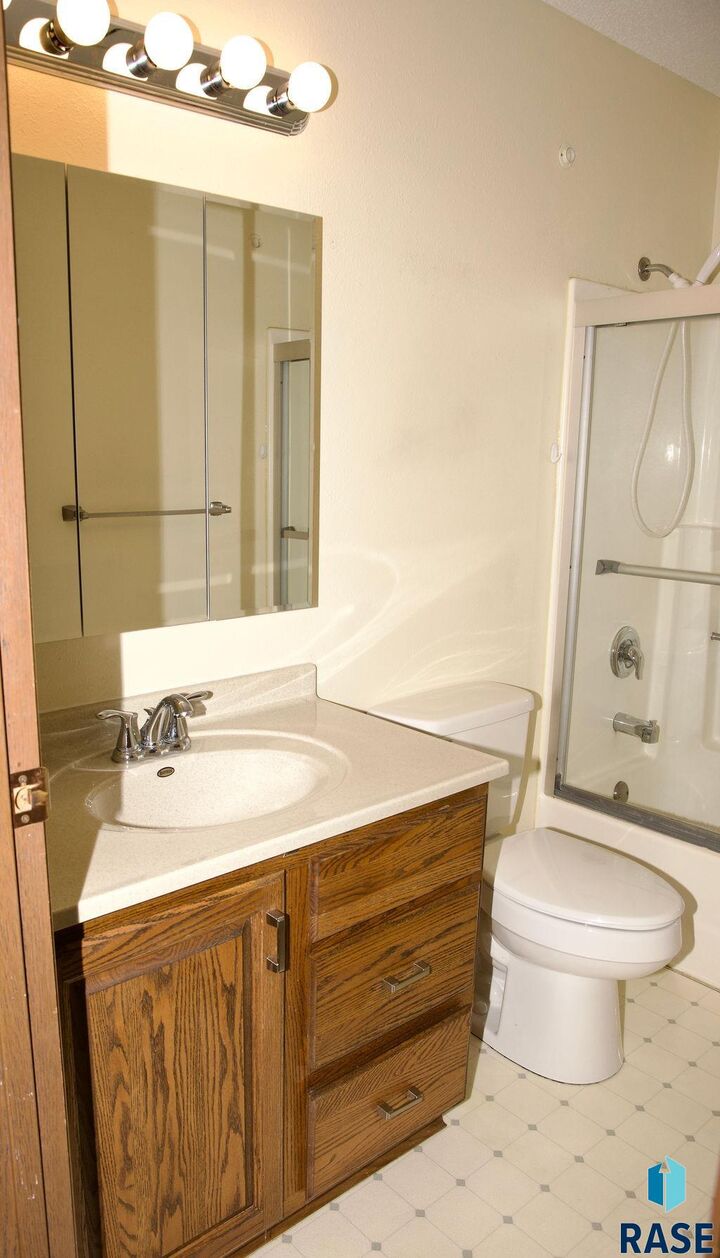 Property Photo:  1918 S Cliff Ave  SD 57105 