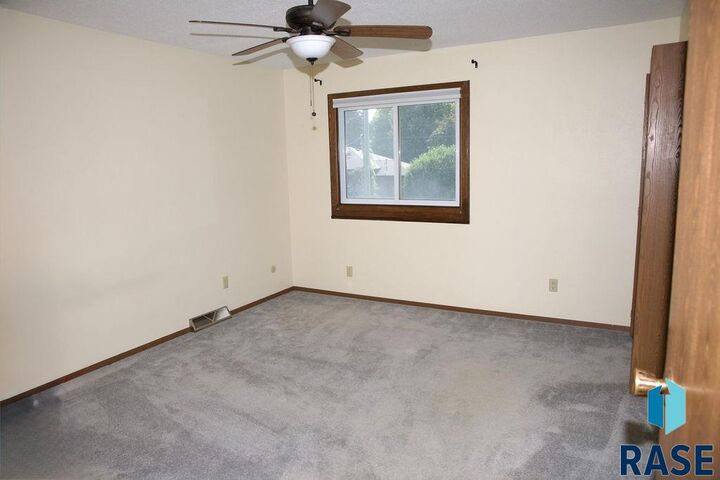 Property Photo: 1918 S Cliff Ave SD 57105