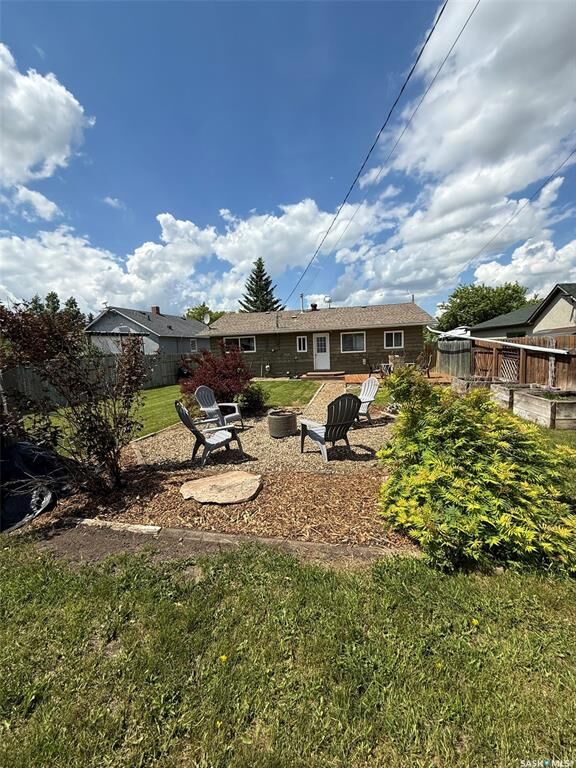 Property Photo:  142 2nd Street E  SK S0M 0Y0 