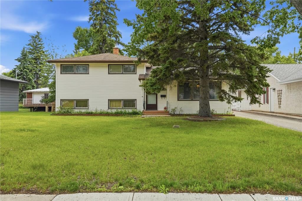 Property Photo:  3815 Hill Avenue  SK S4S 0X4 