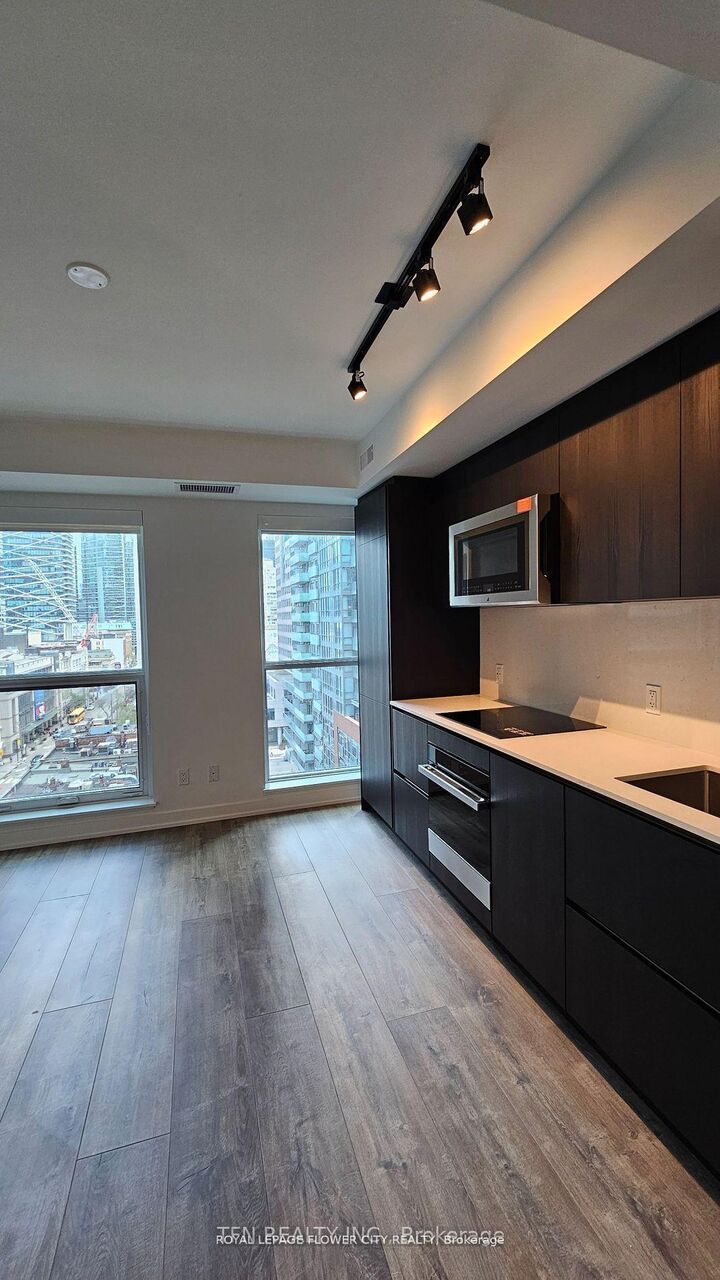 Photo de la propriété: 327 King Street W 901 ON M5V 0W7